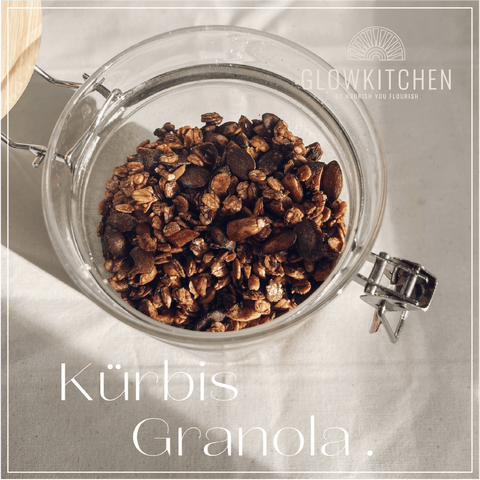 knuspriges, herbstliches Kürbis Granola - Glowkitchen Bananenbrot