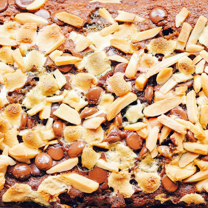 rocky road Bananenbrot mit Marshmallows, Nüssen & Schoki